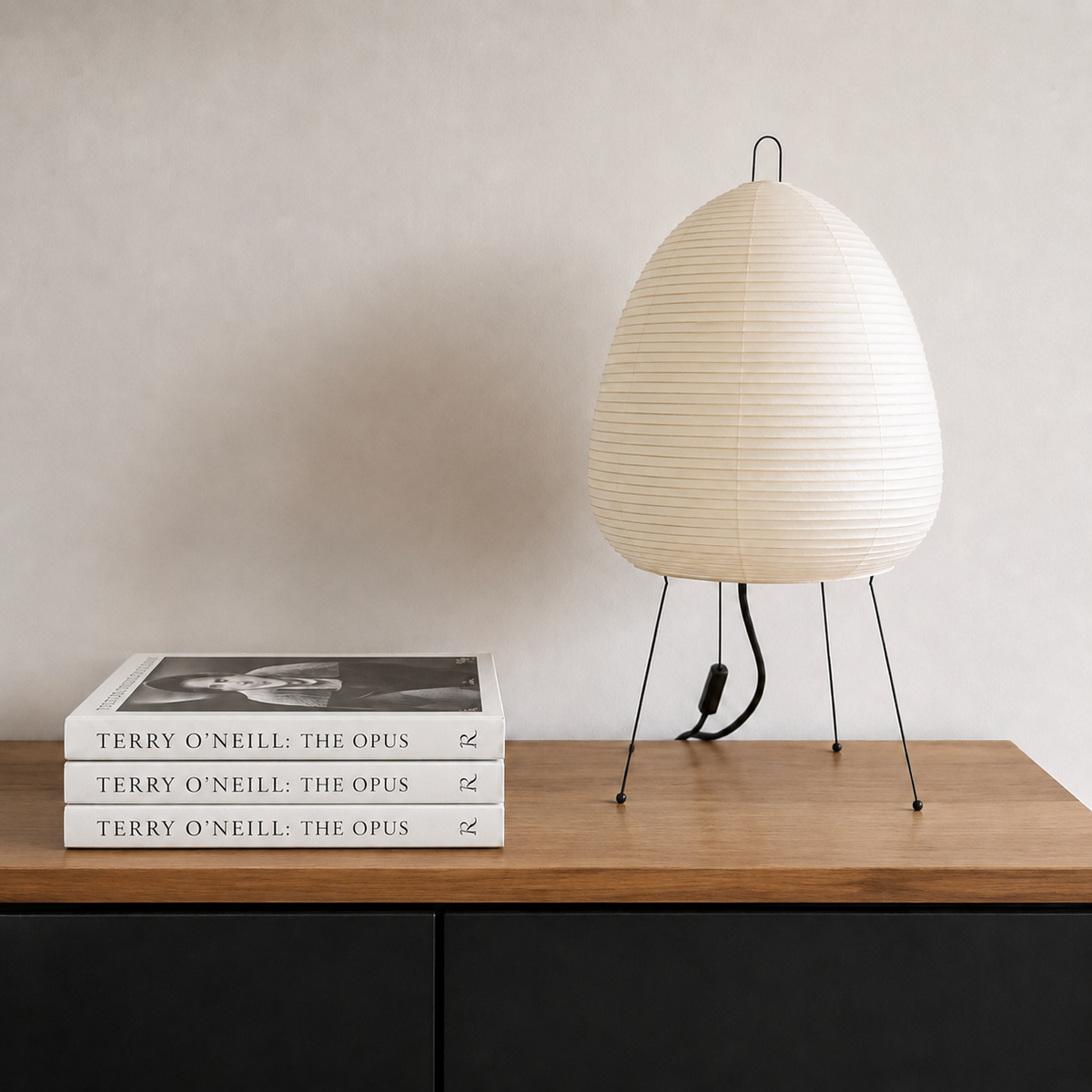 Japansk-inspireret Bordlampe i Papir – Justerbar LED Belysning med Metalbase 2
