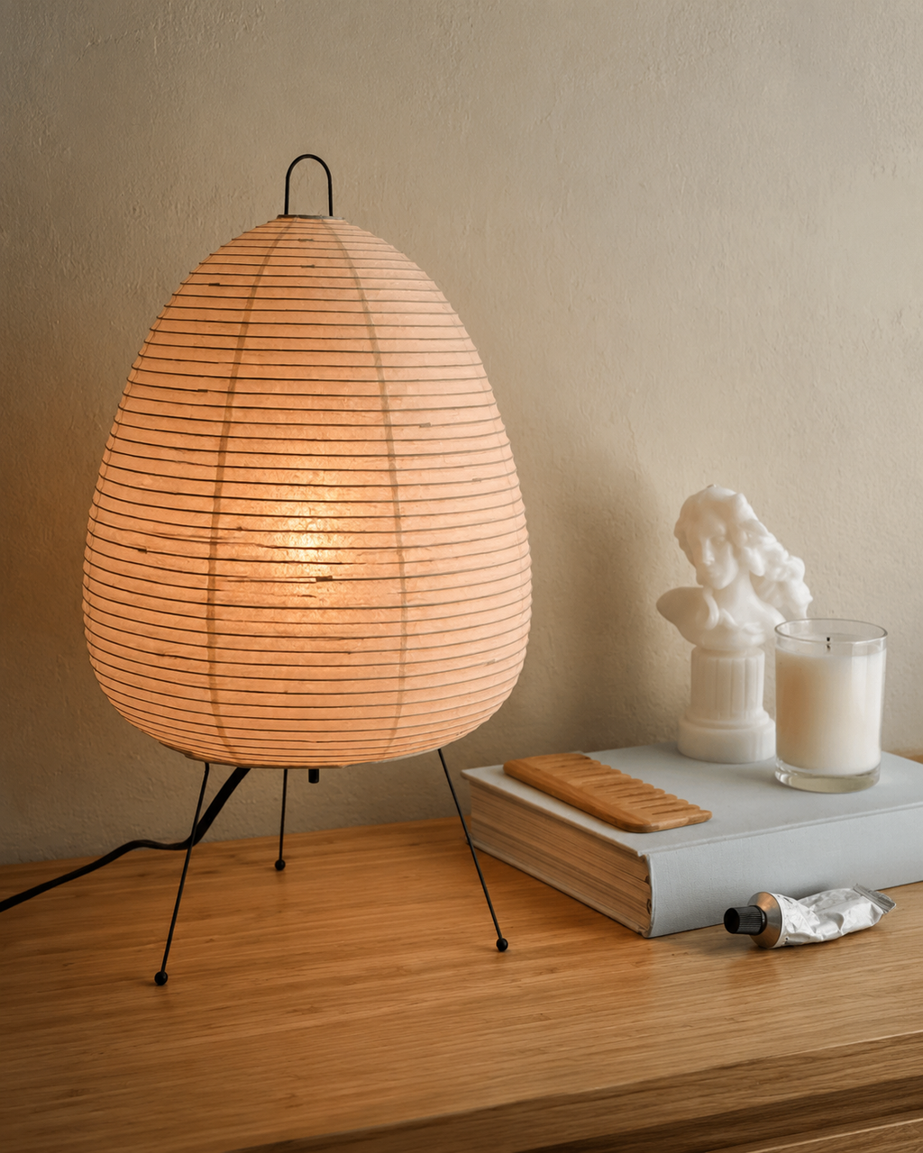 Japansk-inspireret Bordlampe i Papir – Justerbar LED Belysning med Metalbase 3