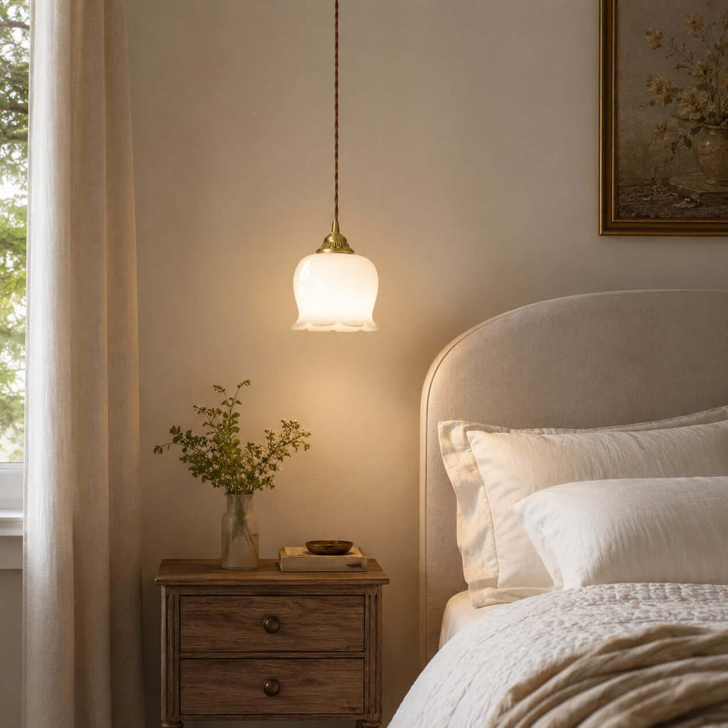 Pendellampe med Blomstermotiv – Kompakt Design med Blødt Lys 1