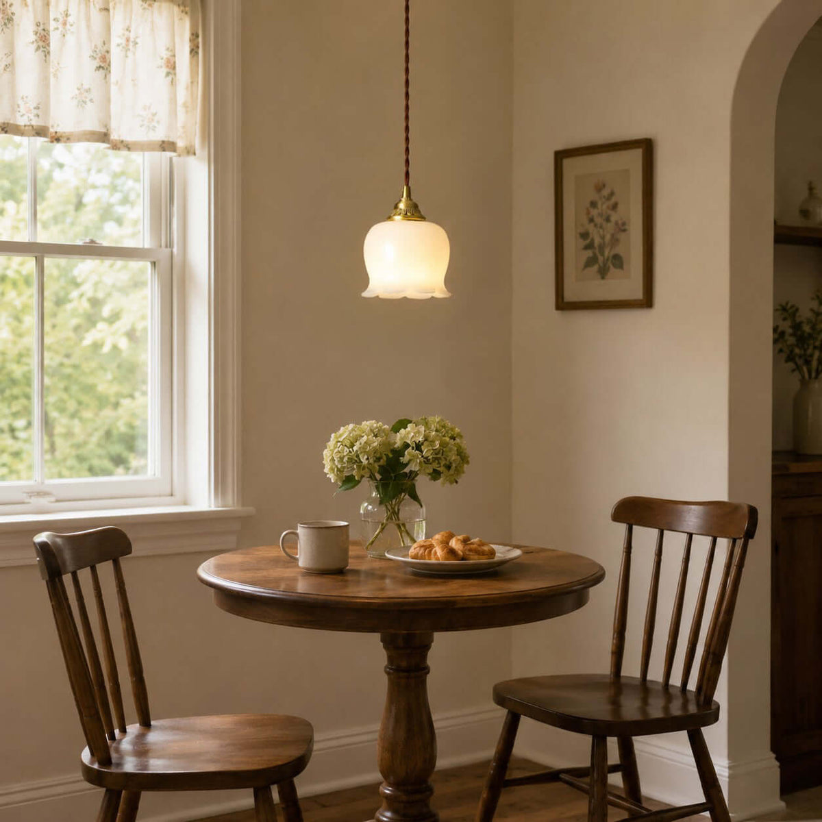 Pendellampe med Blomstermotiv – Kompakt Design med Blødt Lys 2