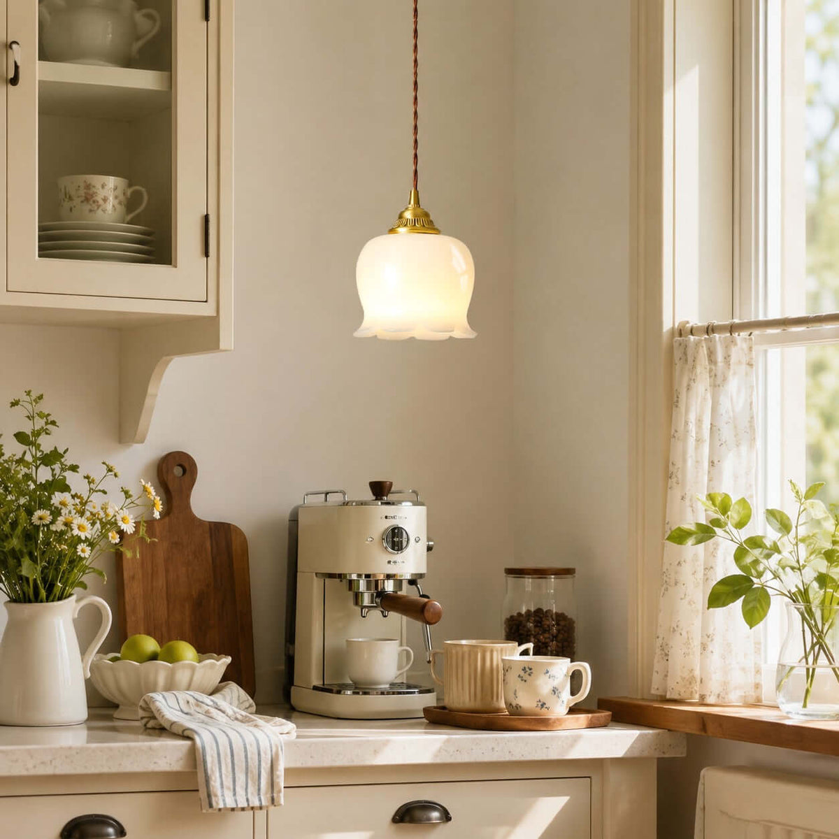 Pendellampe med Blomstermotiv – Kompakt Design med Blødt Lys 4