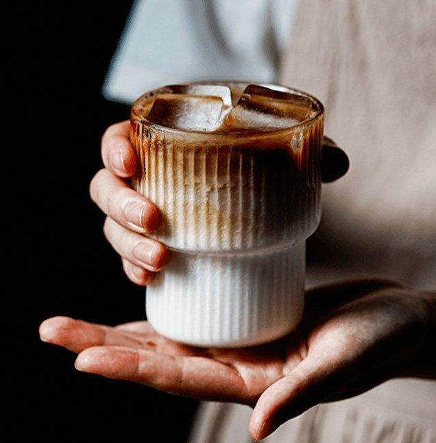 Ribbet Glassæt – Højkvalitetsglas til Varme og Kolde Drikke 1