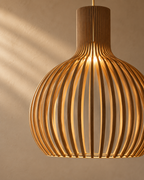 Skandinavisk Pendel Lampe i Træ – Lameldesign til Spisebord – nærbillede af materiale og lys
