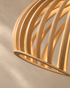 Skandinavisk Pendel Lampe i Træ – Lameldesign til Spisebord – detalje af form og finish
