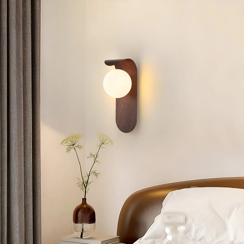 Skandinavisk Væglampe i Træ - Minimalistisk Globusdesign med LED Lys 3