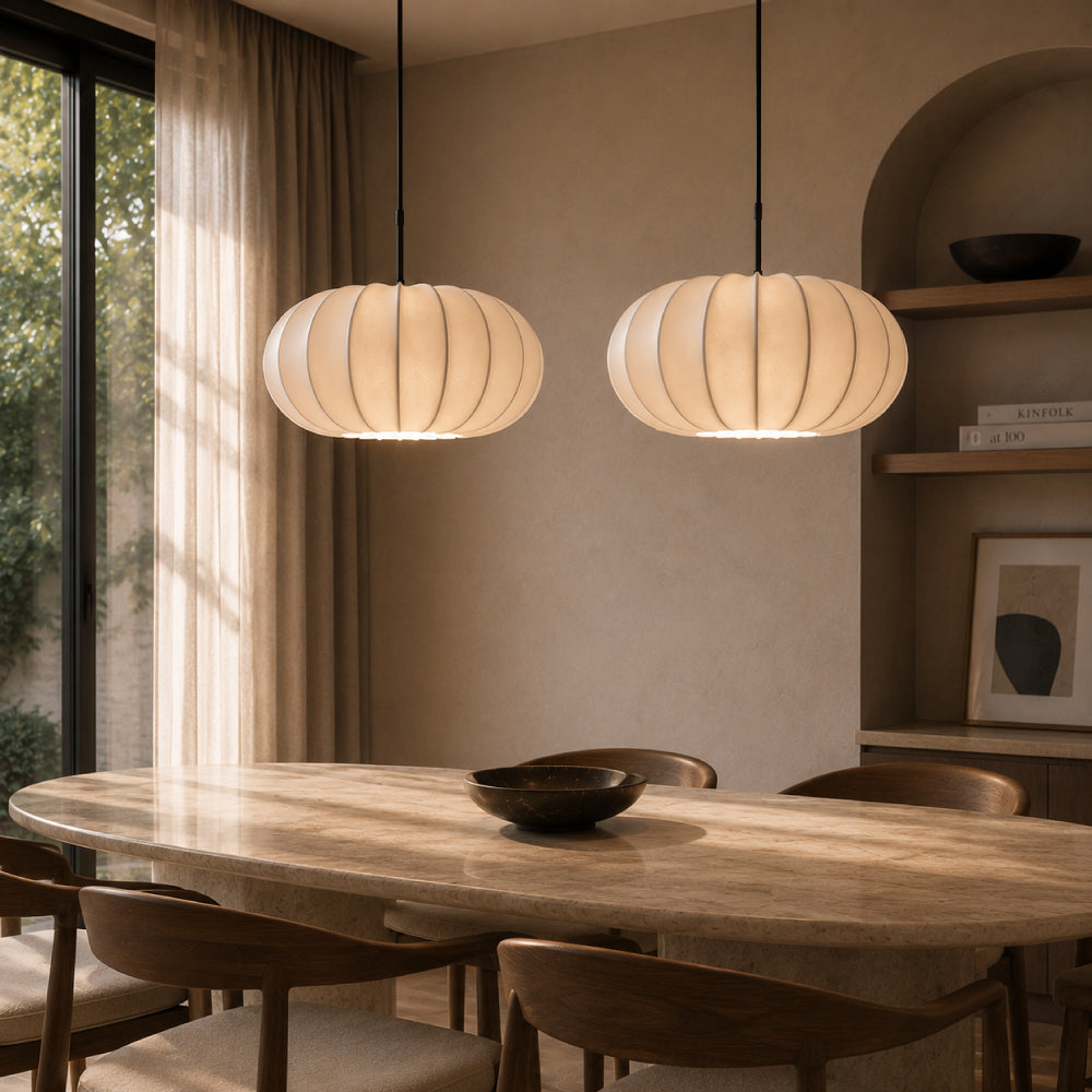 Wabi-Sabi Spisebordslampe i Silke – Skulpturelt Lagdesign med Blødt Ambient Lys 2