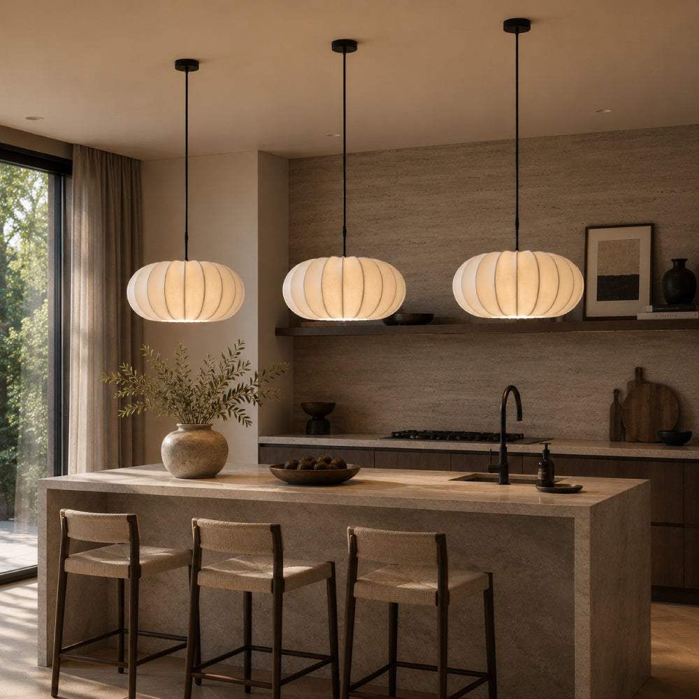 Wabi-Sabi Spisebordslampe i Silke – Skulpturelt Lagdesign med Blødt Ambient Lys 3