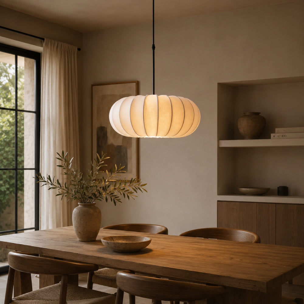 Wabi-Sabi Spisebordslampe i Silke – Skulpturelt Lagdesign med Blødt Ambient Lys 4