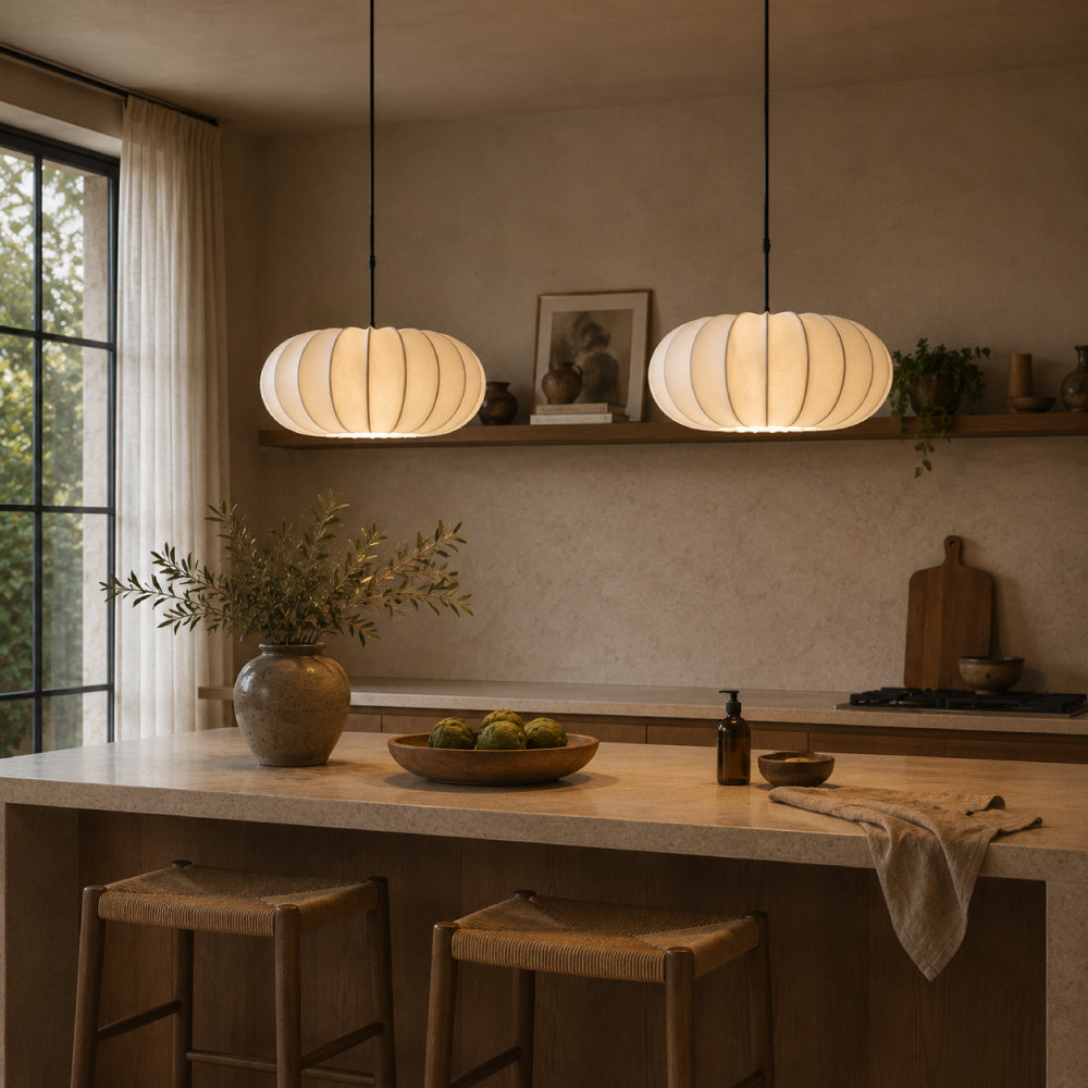 Wabi-Sabi Spisebordslampe i Silke – Skulpturelt Lagdesign med Blødt Ambient Lys 5