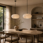 Wabi-Sabi Spisebordslampe i Silke – Skulpturelt Lagdesign med Blødt Ambient Lys 7