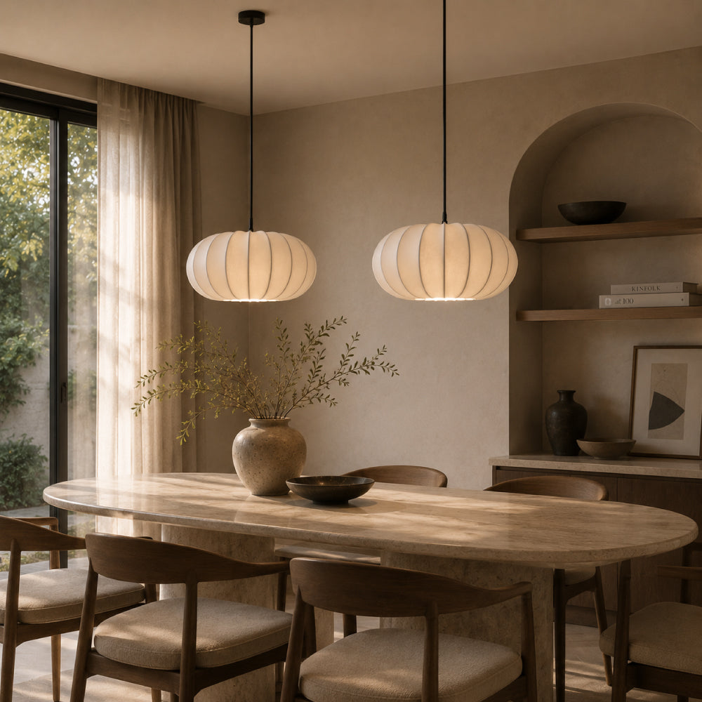 Wabi-Sabi Spisebordslampe i Silke – Skulpturelt Lagdesign med Blødt Ambient Lys 7