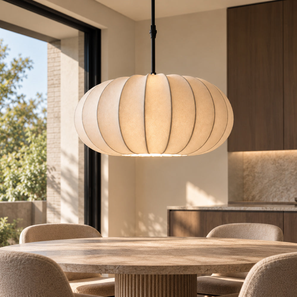 Wabi-Sabi Spisebordslampe i Silke – Skulpturelt Lagdesign med Blødt Ambient Lys 9